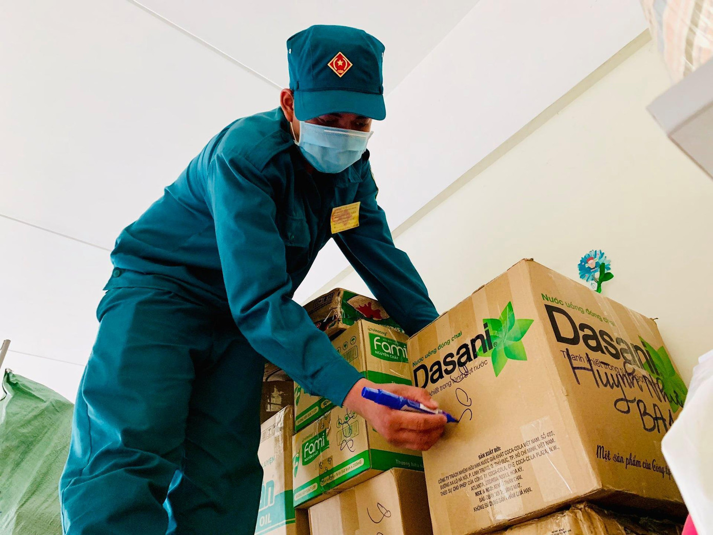 Lực lượng dân quân tham gia dọn dẹp tại Khu A KTX ĐHQG TP. HCM trước ngày bàn giao.