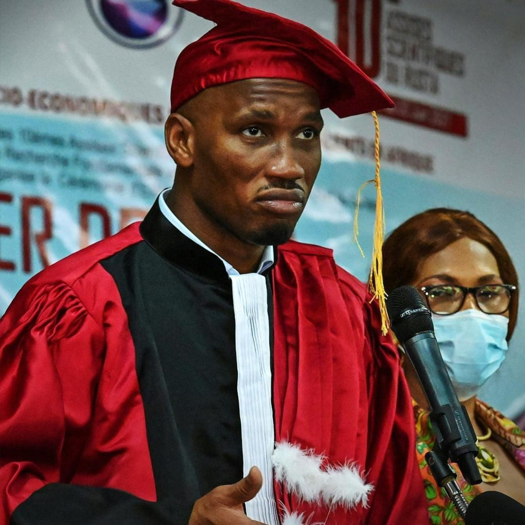 Bạn không nhìn lầm đâu, đây chính là Didier Drogba huyền thoại.