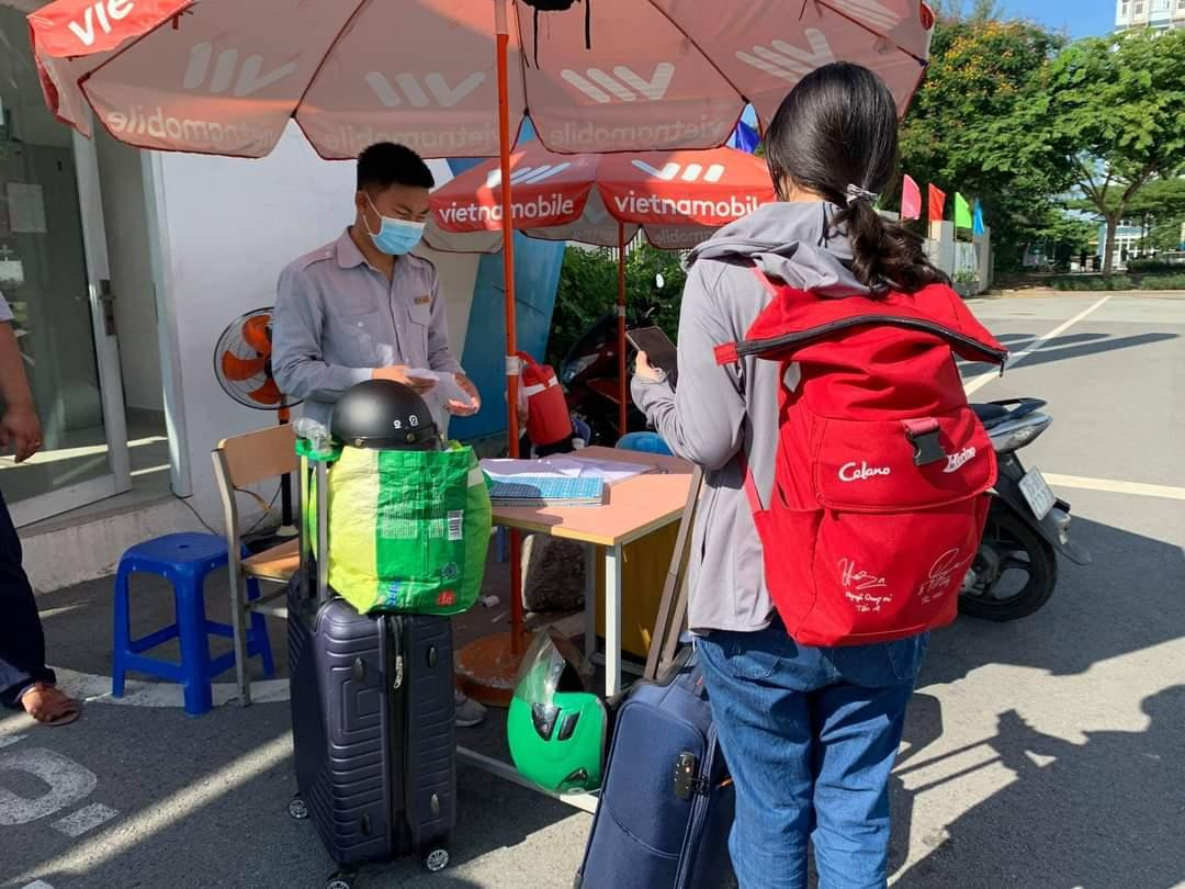 Sinh viên làm thủ tục tại cổng ra vào trước khi về. Đa phần chọn giải pháp trở về nhà.
