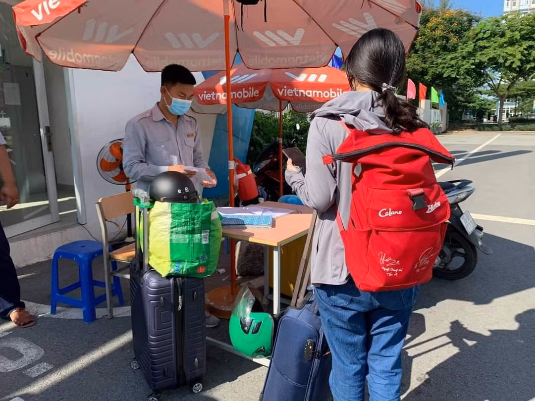 Sinh viên làm thủ tục tại cổng ra vào trước khi về. Đa phần chọn giải pháp trở về nhà.