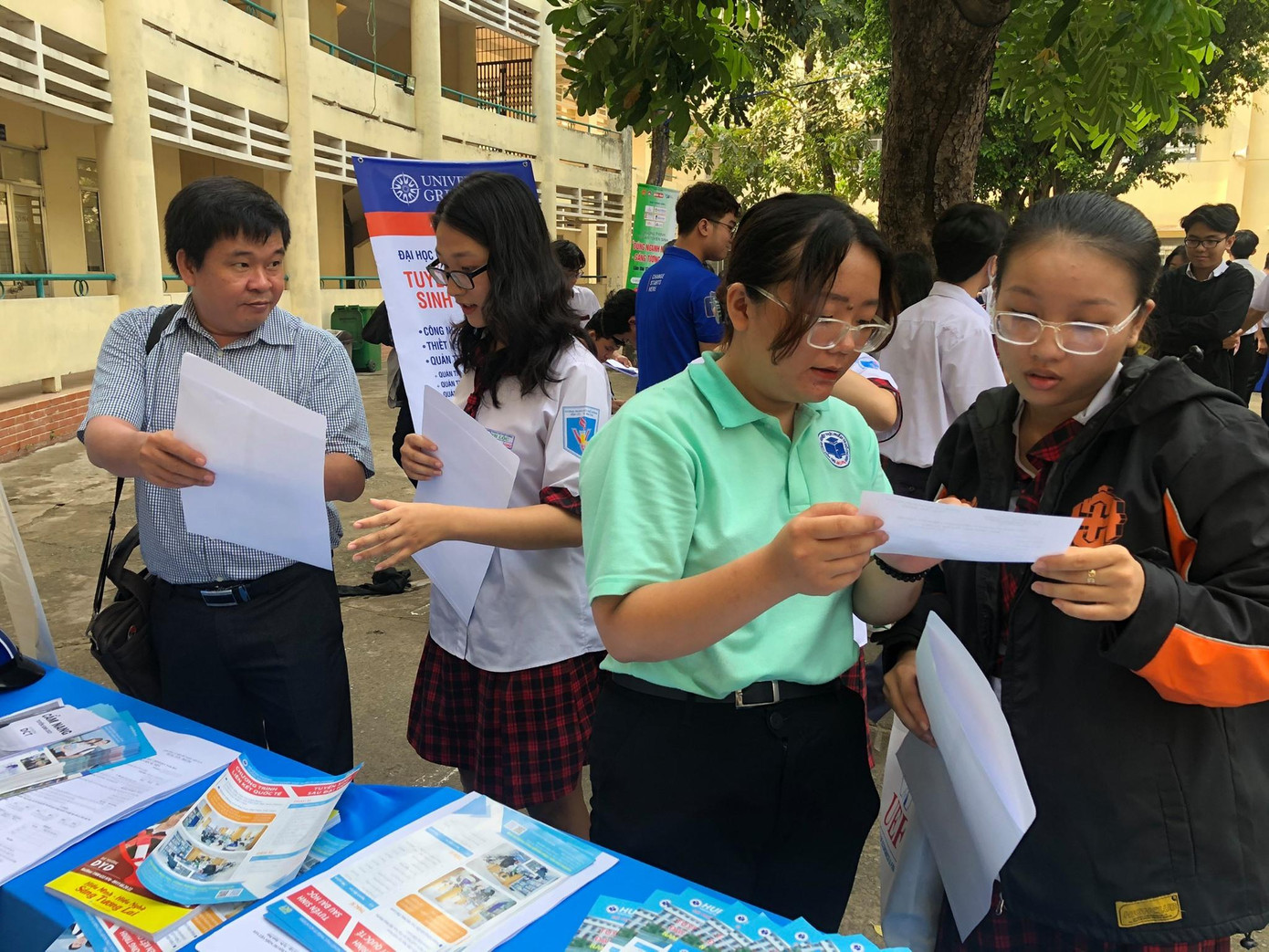 Thí sinh tìm hiểu về trường ĐH Công nghiệp thực phẩm TP. HCM trong ngày hội tư vấn tuyển sinh tháng 3/2021. Thí sinh tìm hiểu về trường ĐH Công nghiệp thực phẩm TP. HCM trong ngày hội tư vấn tuyển sinh tháng 3/2021.