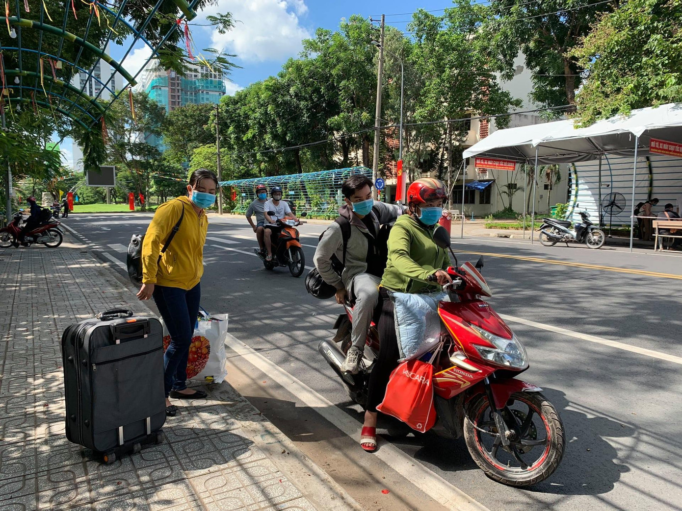 Nhiều sinh viên được người thân đến đón về.