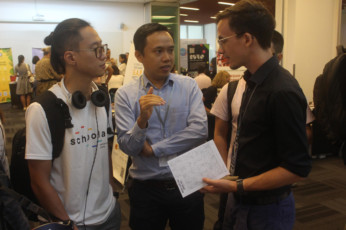 Lê Hoàng Nhi (giữa) trong một buổi giới thiệu nền tảng công nghệ.