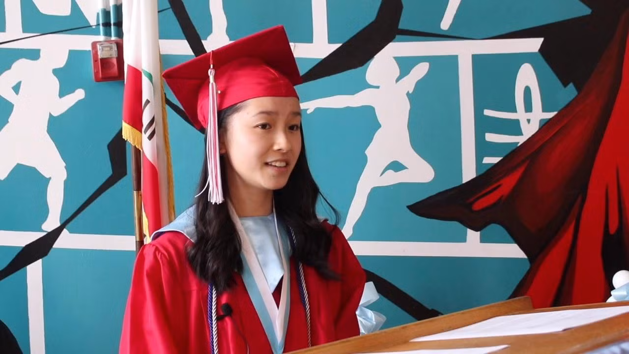 Alexandra trong lễ tốt nghiệp THPT trại trường Mira Loma.