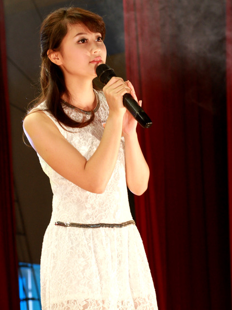 Thu Trang thể hiện phần thi tài năng của mình bằng ca khúc 