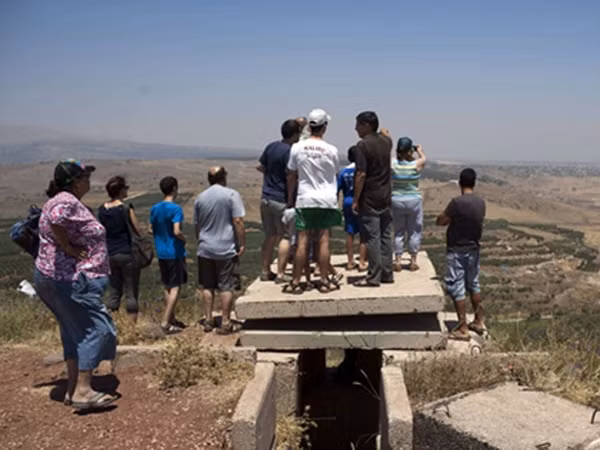 Du khách Israel từ cao nguyên Golan ngắm nhìn cảnh chiến sự ở Syria