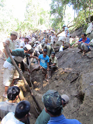 Một nhóm người ở Đại Nghĩa (Đại Lộc, Quảng Nam) đang tìm cách kéo bật một tảng đá lớn, để tiếp tục đào sâu