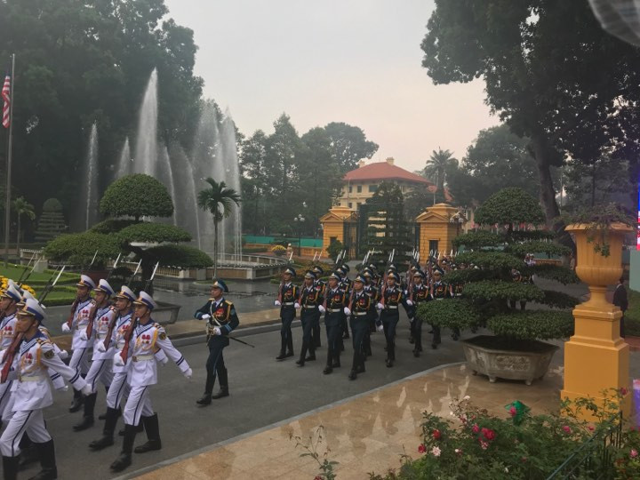 Tổng thống Donald Trump rời Hà Nội, kết thúc chuyến thăm Việt Nam ảnh 35