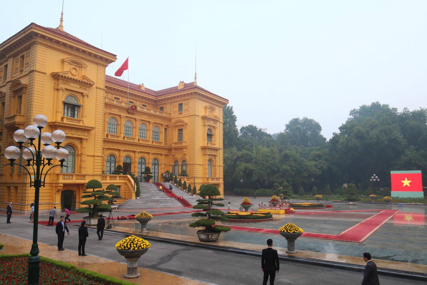 Tổng thống Donald Trump rời Hà Nội, kết thúc chuyến thăm Việt Nam ảnh 44