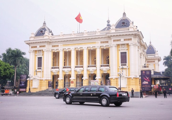 Tổng thống Donald Trump rời Hà Nội, kết thúc chuyến thăm Việt Nam ảnh 2