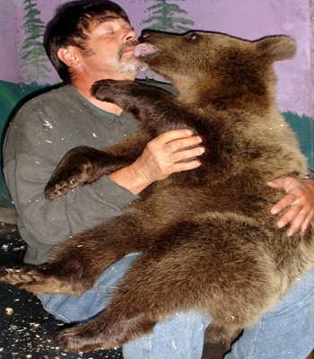 Đôi vợ chồng Mỹ coi gấu nâu nặng gần 7 tạ như con ruột ảnh 4