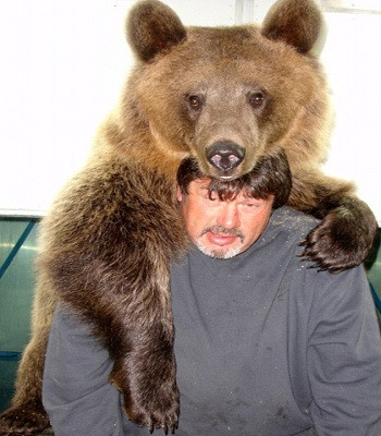 Đôi vợ chồng Mỹ coi gấu nâu nặng gần 7 tạ như con ruột ảnh 5