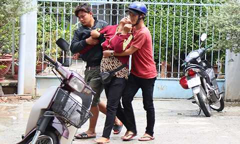 BẢN TIN ATGT: Vợ khóc ngất khi thấy chồng bị xe tải cán chết ảnh 4