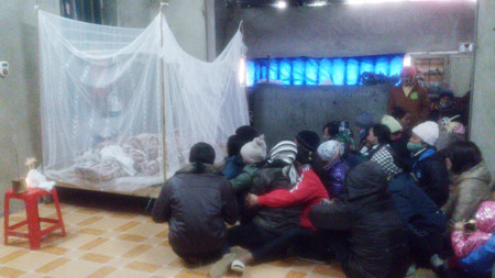 Vợ con cùng người thân đau xót, khóc thương trước cái chết oan uổng của nạn nhân Hoàng Văn Hòa. Ảnh: T.N