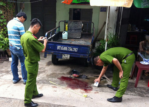 Cảnh sát khám nghiệm hiện trường vụ cô giáo bị đâm gục giữa đường. Ảnh: An Nhơn