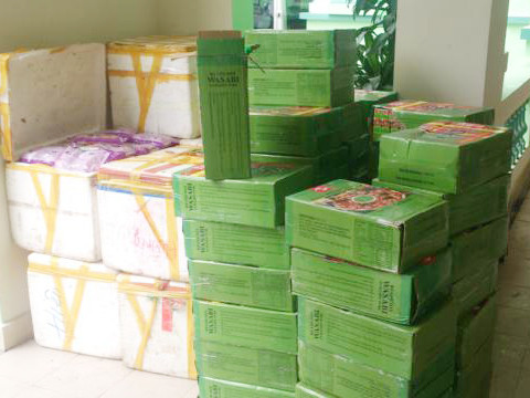 Đây là các thùng đựng đầy bột tạp và bánh khoai môn có nguồn gốc từ Trung Quốc. Đây là các thùng đựng đầy bột tạp và bánh khoai môn có nguồn gốc từ Trung Quốc