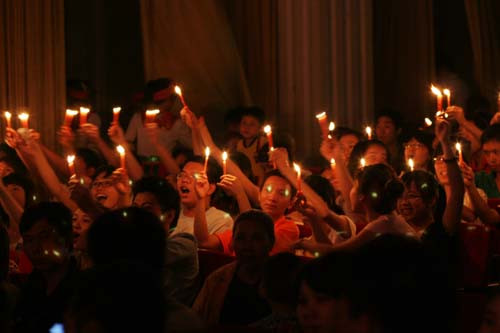 Khán giả lung linh ngọn nến trong đêm văn nghệ