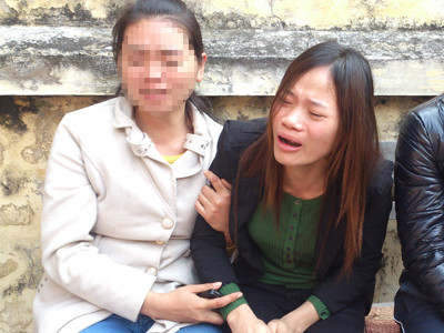 Chị Nhài - vợ nạn nhân Trực đau xót kể lại sự việc. Ảnh: TN