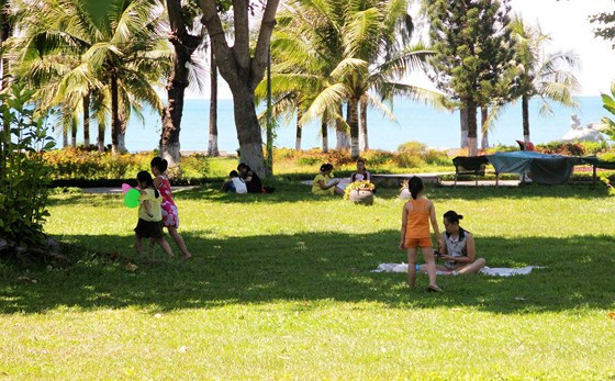 Bị cắt điện cả ngày, người dân phố biển Quy Nhơn tìm chỗ tránh nắng ảnh 1