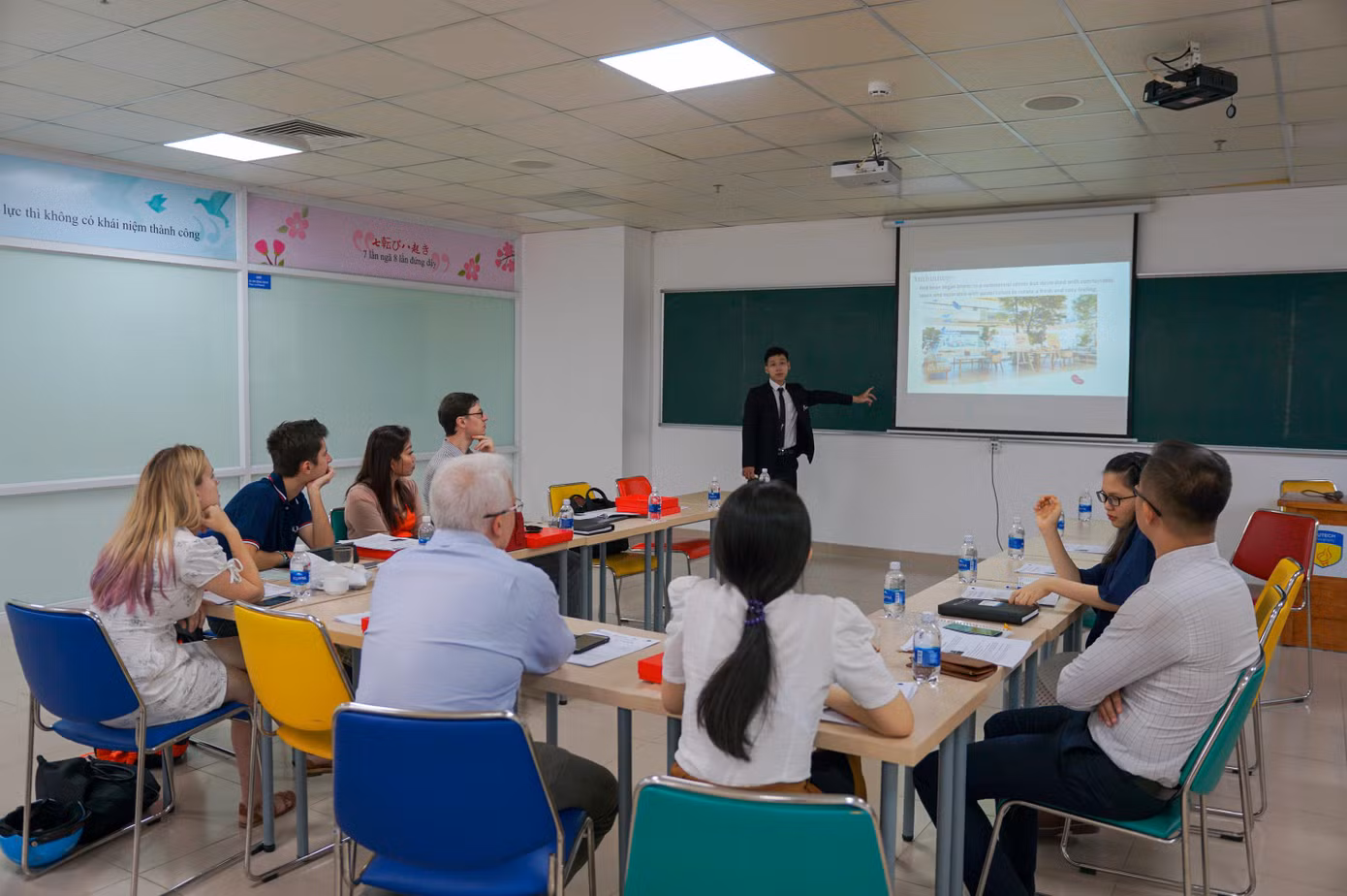 Giảng đường quốc tế: những lớp học tưng bừng của sinh viên Ngôn ngữ Anh HUTECH ảnh 2