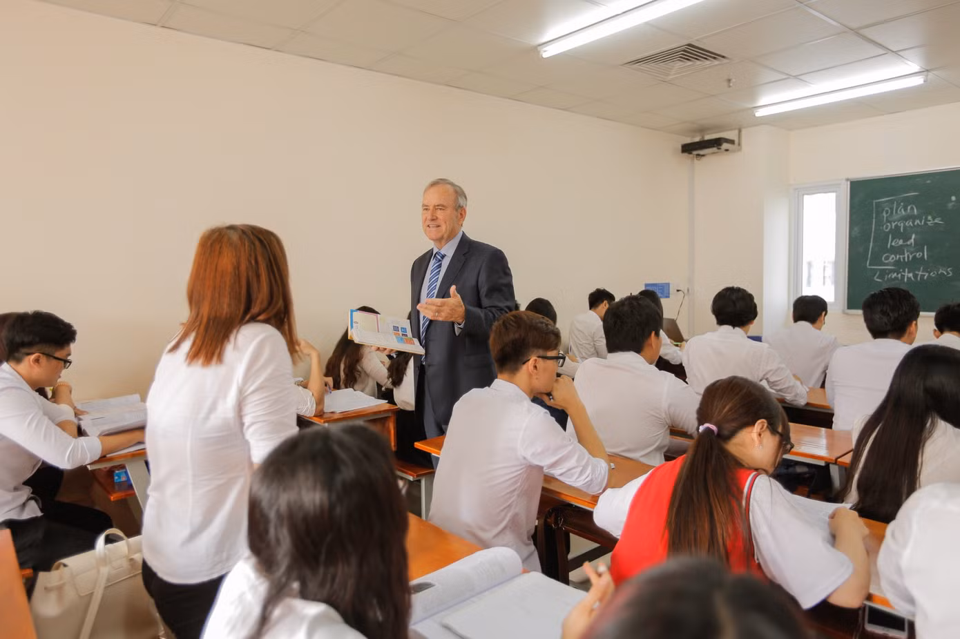 Giảng đường quốc tế: những lớp học tưng bừng của sinh viên Ngôn ngữ Anh HUTECH ảnh 1