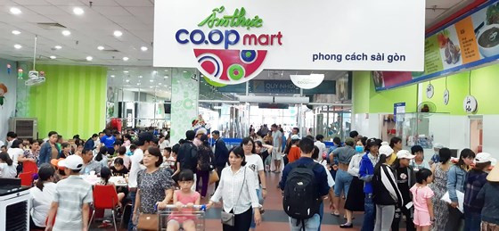 Bị cắt điện cả ngày, người dân phố biển Quy Nhơn tìm chỗ tránh nắng ảnh 2