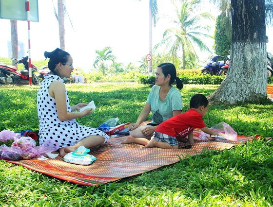 Bị cắt điện cả ngày, người dân phố biển Quy Nhơn tìm chỗ tránh nắng ảnh 3