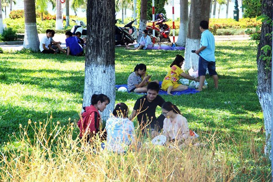 Bị cắt điện cả ngày, người dân phố biển Quy Nhơn tìm chỗ tránh nắng ảnh 4