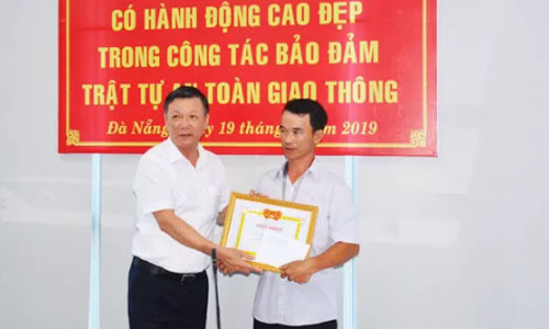 Anh thợ đá đục mảng bê tông trên Quốc lộ 1 được tặng Giấy khen ảnh 1