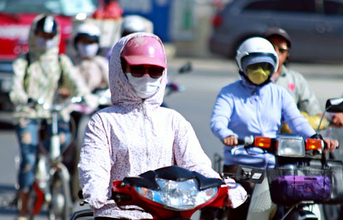 Khắp nơi nắng nóng, du khách tìm về đỉnh Fansipan mát lạnh ảnh 1