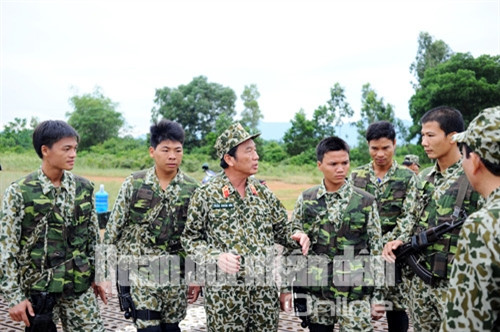 Thiếu tướng Trần Xuân Hòe, Tư lệnh Binh chủng Đặc công, giao nhiệm vụ cho các chiến sĩ tham gia diễn tập. . Thiếu tướng Trần Xuân Hòe, Tư lệnh Binh chủng Đặc công, giao nhiệm vụ cho các chiến sĩ tham gia diễn tập.