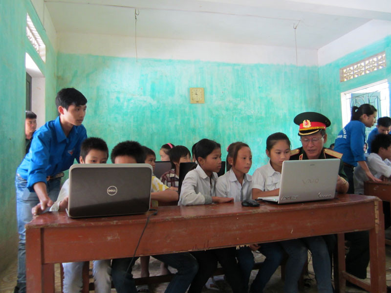 Đoàn cán bộ dự lớp phổ cập tin học