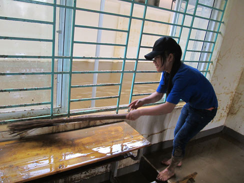 Một ĐVTN lau chùi bàn ghế