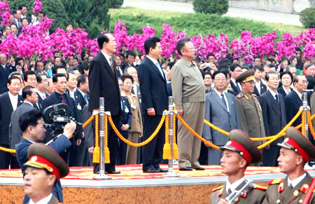 Lãnh đạo hai miền Triều Tiên bắt tay nhau trong cuộc gặp lịch sử Lãnh đạo hai miền Triều Tiên duyệt đội danh dự tại buổi lễ đón tiếp Tổng thống Hàn Quốc Roh Moo- Hyun ở Thủ đô Bình Nhưỡng, CHDCND Triều Tiên Quân đội CHDCND Triều Tiên duyệt binh tại lễ đón Tổng thống Hàn Quốc Roh Moo-Hyun ở Thủ đô Bình Nhưỡng Người dân CHDCND Triều Tiên vẫy những bông hoa màu hồng để chào mừng cuộc gặp mặt của Tổng thống Hàn Quốc Roh Moo-Hyun với Chủ tịch CHDCND Triều Tiên Kim Jong-il tại Thủ đô Bình Nhưỡng Chủ tịch CHDCND Triều Tiên Kim Jong-il (đứng bên phải ) và Tổng thống Hàn Quốc Roh Moo- Hyun (đứng giữa ) và ông Kim Yong-nam, Chủ tịch đoàn Chủ tịch Hội đồng nhân dân tối cao CHDCND Triều Tiên (đứng bên trái) trên bục danh dự bên ngoài Cung văn hóa Thủ đô Bình Nhưỡng Chủ tịch CHDCND Triều Tiên Kim Jong-il đang bắt tay chào mừng đoàn đại biểu Hàn Quốc do Tổng thống Roh Moo-Hyun dẫn đầu tới thăm Bình Nhưỡng Trên chiếc xe mui trần, Tổng thống Hàn Quốc Roh Moo- Hyun (bên trái) đang vẫy tay chào người dân CHDCND Triều Tiên tại Thủ đô Bình Nhưỡng