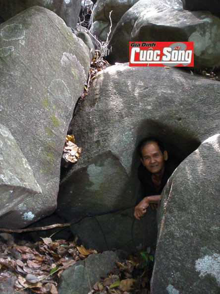Hang đá nơi ông Phụng từng gặp con mãng xà khổng lồ 