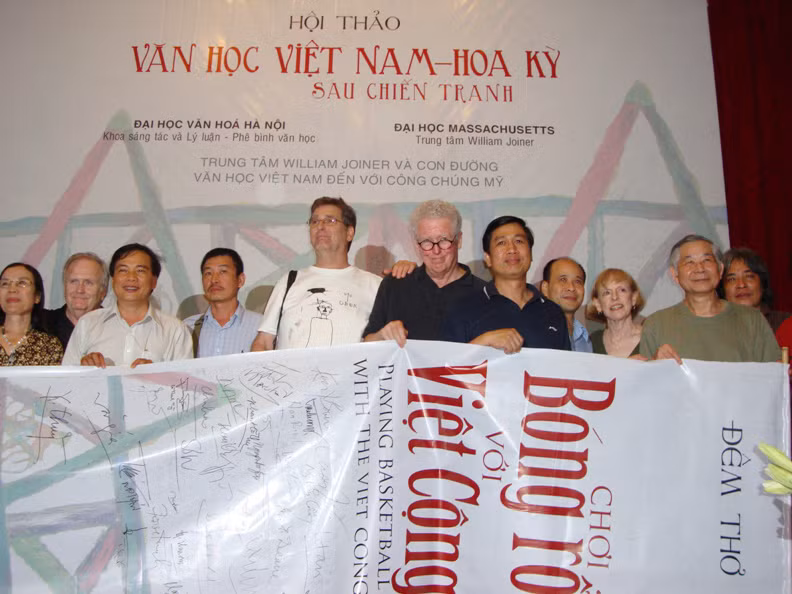 Các nhà văn Mỹ - Việt cùng ký vào tấm áp phích đêm thơ “Chơi bóng rổ với Việt Cộng” tối 1-6. Ảnh. T.Toan. Các nhà văn Mỹ - Việt cùng ký vào tấm áp phích đêm thơ “Chơi bóng rổ với Việt Cộng” tối 1-6. Ảnh. T.Toan