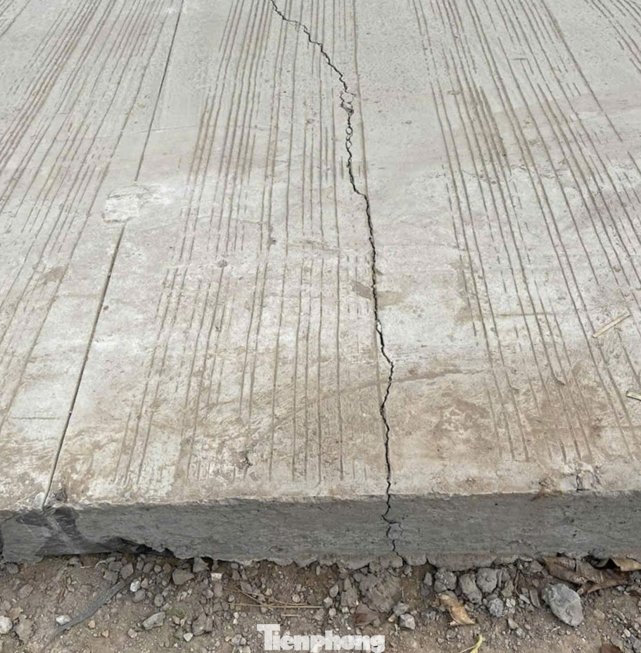 Vết nứt gãy đường bê tông được người dân chụp lại khi chưa đổ lề đường. Vết nứt gãy đường bê tông được người dân chụp lại khi chưa đổ lề đường.