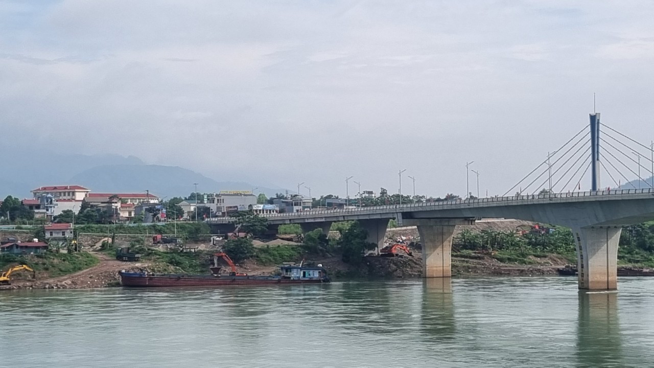 Dù không còn giấy phép hoạt động bến thủy nội địa, nhưng tàu vẫn hàng ngày cập bến vận chuyển cát lên bãi. Dù không còn giấy phép hoạt động bến thủy nội địa, nhưng tàu vẫn hàng ngày cập bến vận chuyển cát lên bãi.