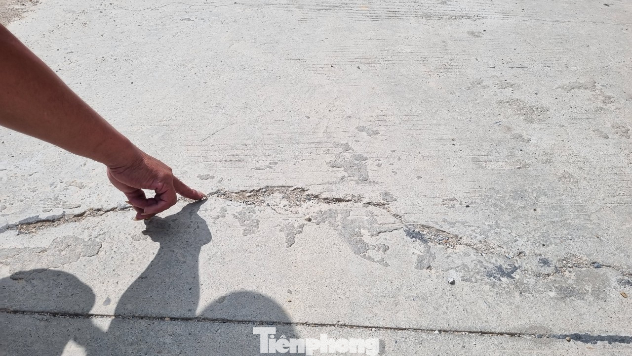 Những vết nứt chằng chịt trên mặt. Những vết nứt chằng chịt trên mặt.