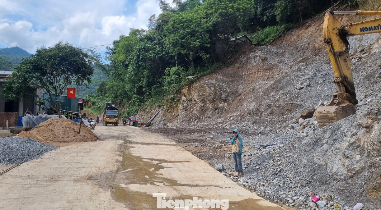 Một đoạn đường của dự án tuyến đường Đồng Chum đi Mường Chiềng. Một đoạn đường của dự án tuyến đường Đồng Chum đi Mường Chiềng.