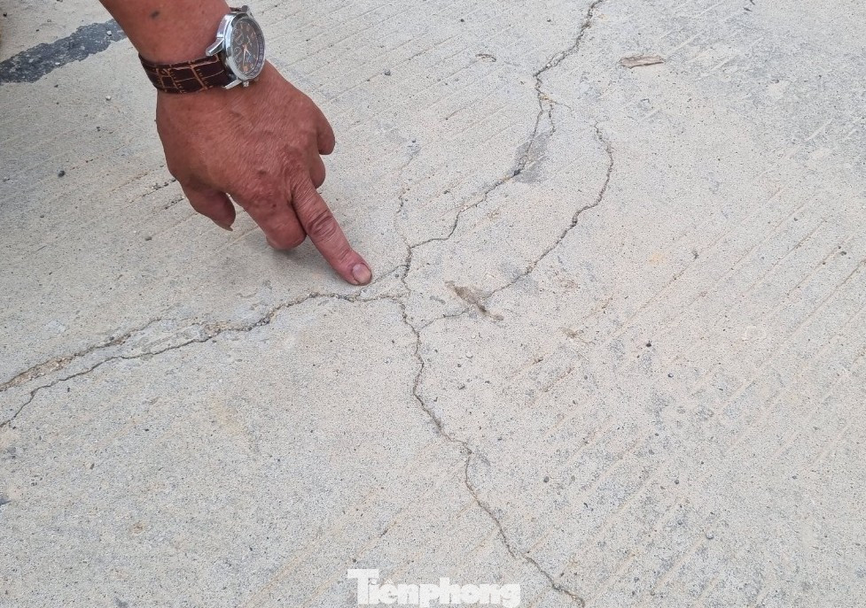 Những vết nứt chằng chịt trên mặt. Những vết nứt chằng chịt trên mặt.