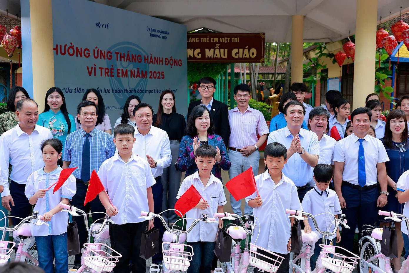 Bộ trưởng Đào Hồng Lan và lãnh đạo tỉnh Phú Thọ trao quà cho trẻ em tại Làng trẻ em SOS Việt Trì.