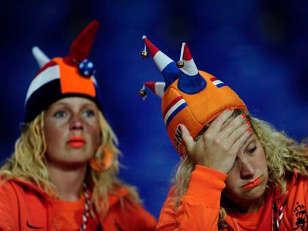 Nỗi buồn của các CĐV Hà Lan khi chứng kiến đội nhà thảm bại. Ảnh: Getty Images