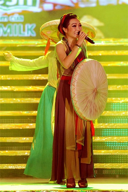 Một Phương Thanh dịu dàng và đằm thắm với áo tứ thân