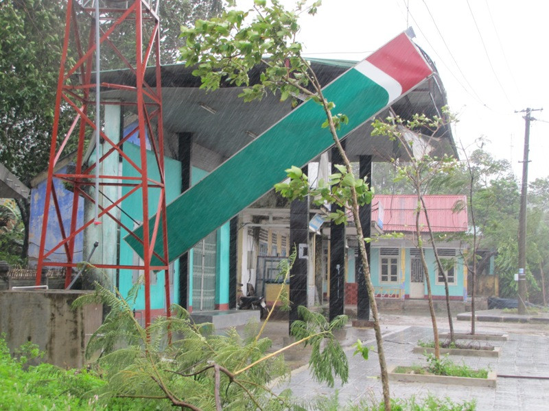 Cây xăng ven Quốc lộ 1A qua huyện Phú Lộc bị bão tàn phá