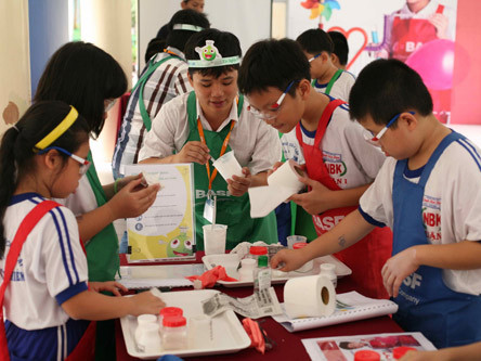 Một tiết học thí nghiệm vui của HS Trường tiểu học Nguyễn Bỉnh Khiêm (Q.1). Ảnh: Đào Ngọc Thạch 