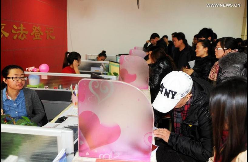 Bên trong bàn đăng ký kết hôn được trang trí màu hồng với nhiều trái tim 