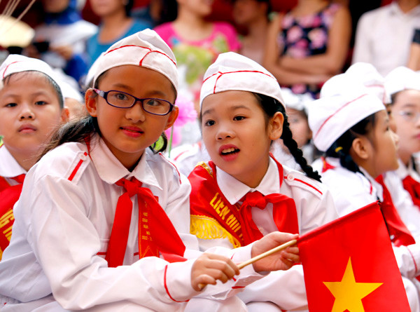 Các em vui mừng đến trường trong ngày khai giảng