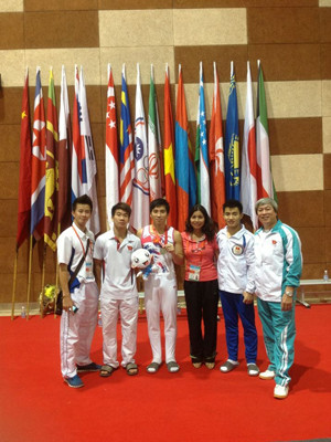 Hà Thanh (thứ ba từ trái sang) cùng đội TDDC nam tại giải VĐ châu Á