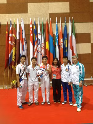 Hà Thanh (thứ ba từ trái sang) cùng đội TDDC nam tại giải VĐ châu Á